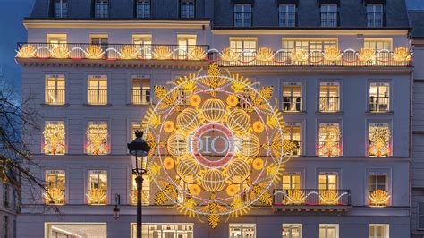 Dior : les vitrines de Noël en 6 chiffres extraordinaires